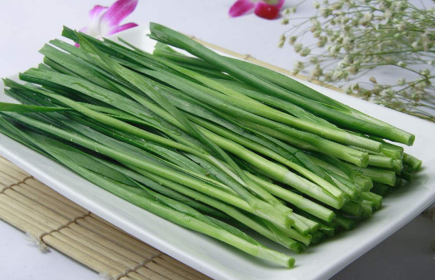 补肝肾佳品：韭菜有哪些食用功效？哪些人不宜吃韭菜？