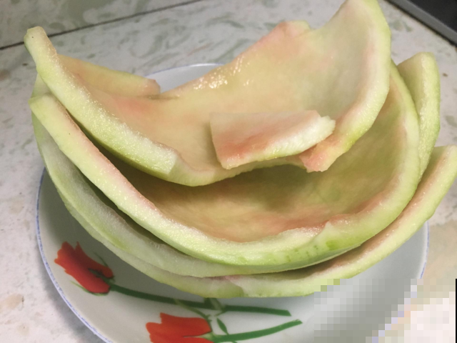 夏天吃剩的水果皮，拿来养花一级棒，叶子油亮又精神！