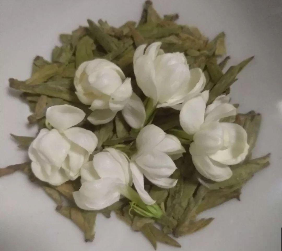 这花好看还好养，揪片花瓣泡茶喝，清热去火解暑气！