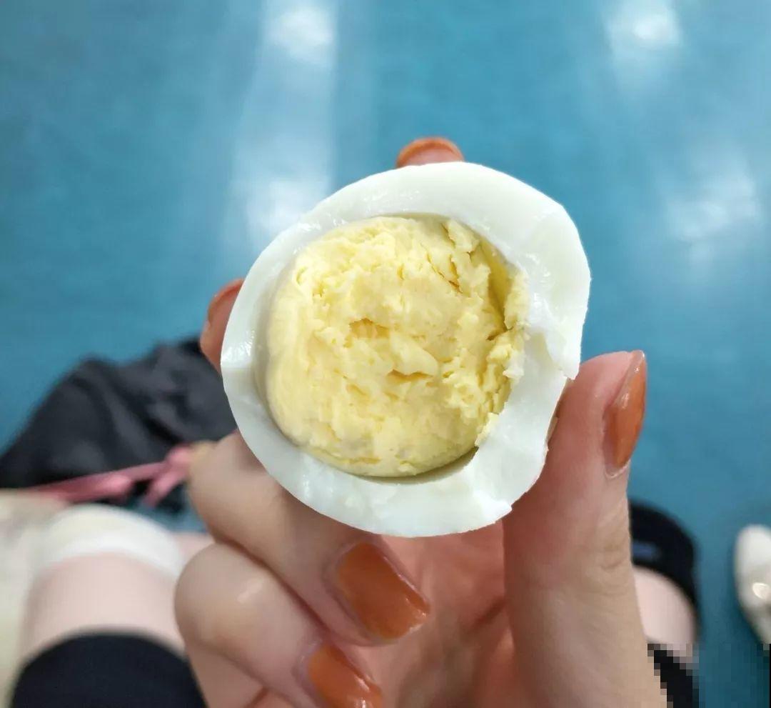 坏掉的鸡蛋可是养花宝，把黄掺土里，茉莉开花又香又白！