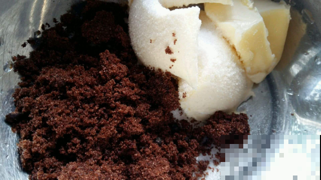 花原来也爱吃糖？闲着没事喂它点，发了疯一样窜到房顶！