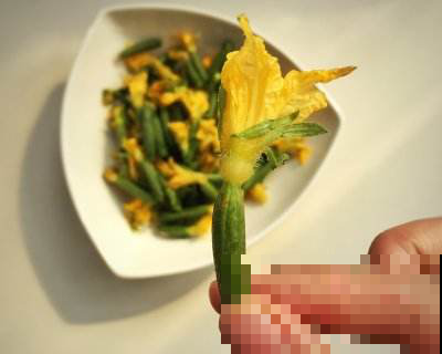 她家种黄瓜真怪，才指头大就摘了吃，邻居试过一次却争相效仿！