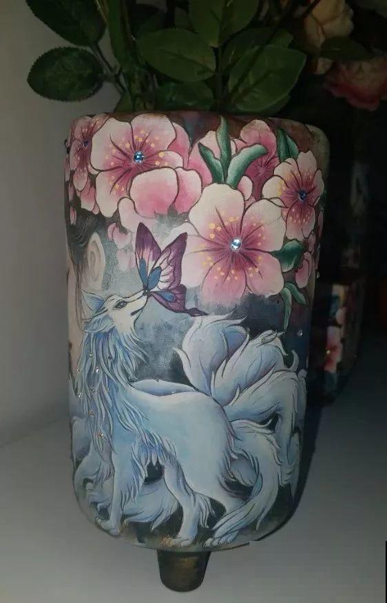 她家的花盆，比多肉数量还多，每一个盆都是一幅漂亮的画作！