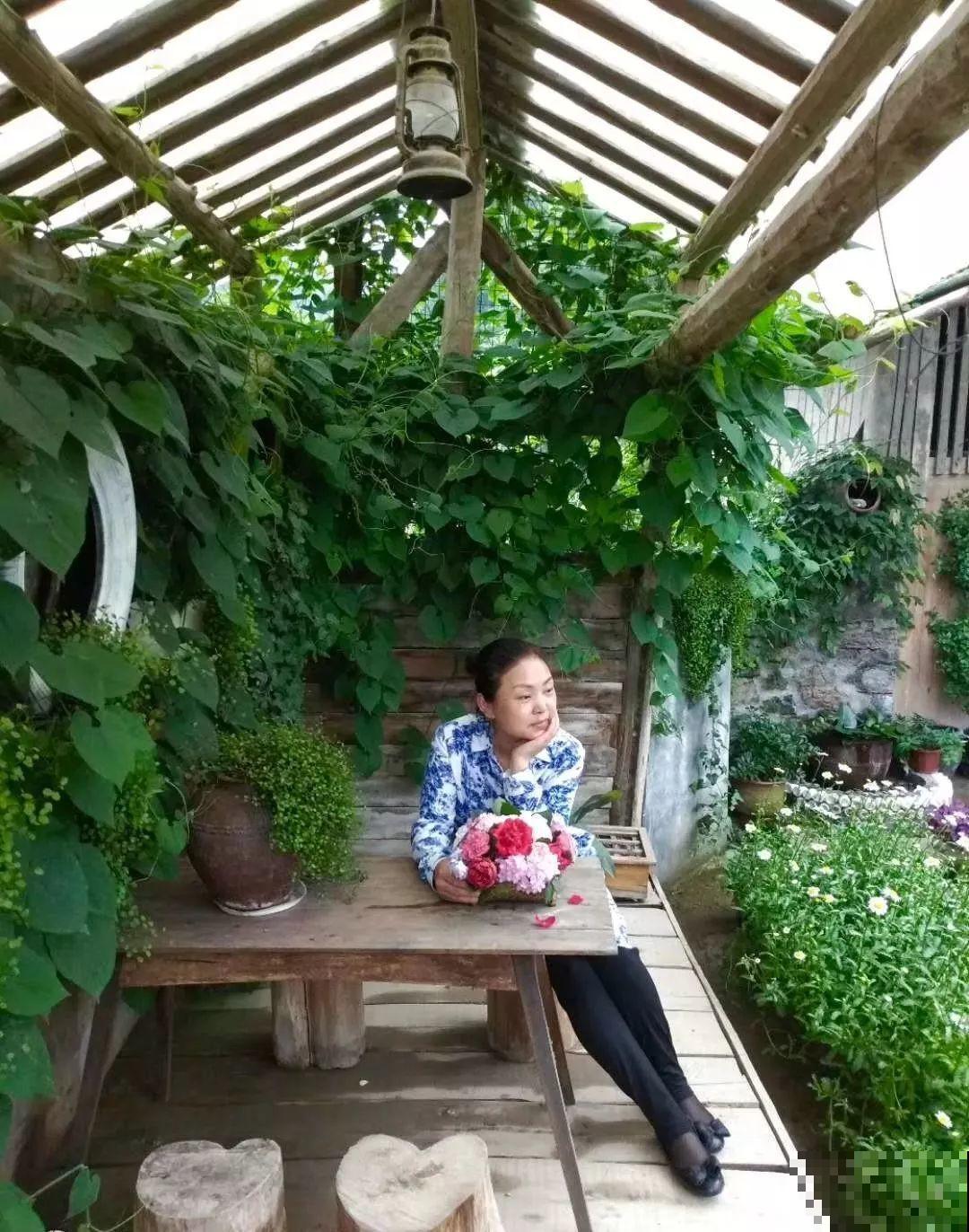 这母女俩，一个梦想养花，一个沉迷种菜，真是可爱！