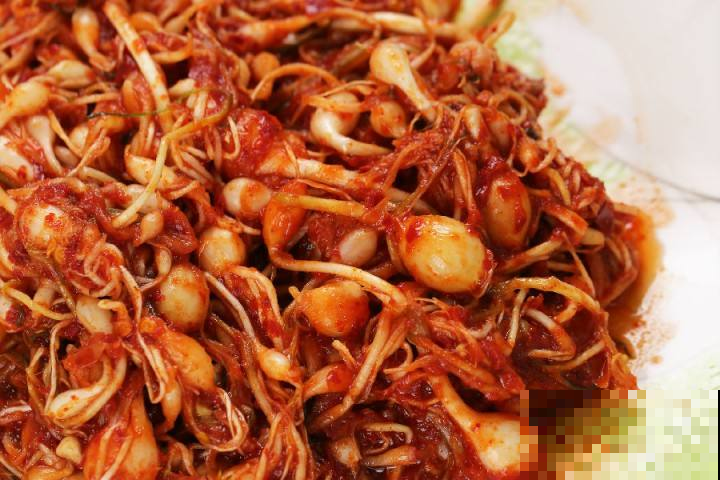 这种野草像葱又像韭菜，杀虫剂都除不掉，原来这简单一招就能解决