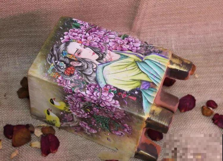她家的花盆，比多肉数量还多，每一个盆都是一幅漂亮的画作！