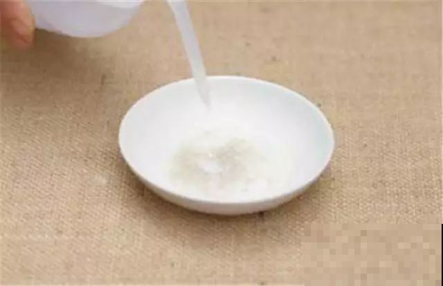 蔬果叶子上咋突现面粉，原来是这东西搞鬼，立马清除！
