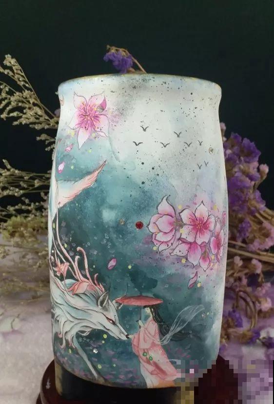她家的花盆，比多肉数量还多，每一个盆都是一幅漂亮的画作！