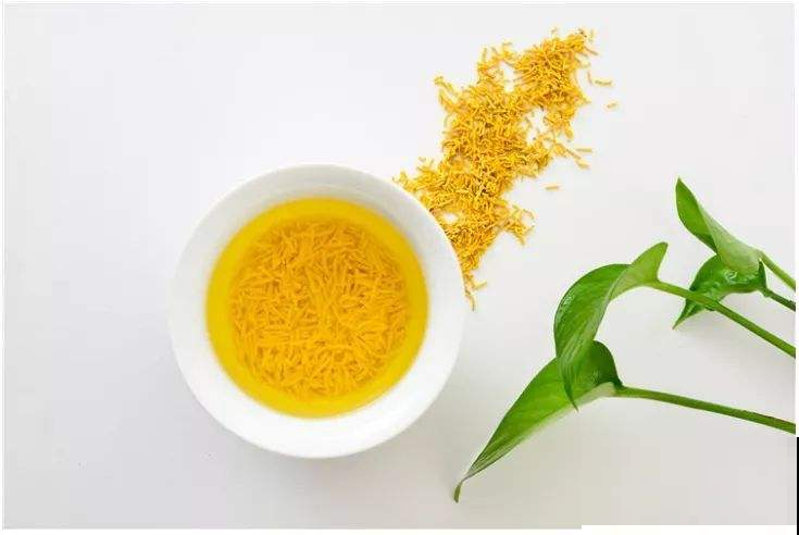 这花不仅长得美，摘一点花蕊能卖大价钱，泡成茶更是贵上天！