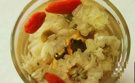 用菊花泡水喝，教你挑选菊花，很多人都不知道，早知早受益！