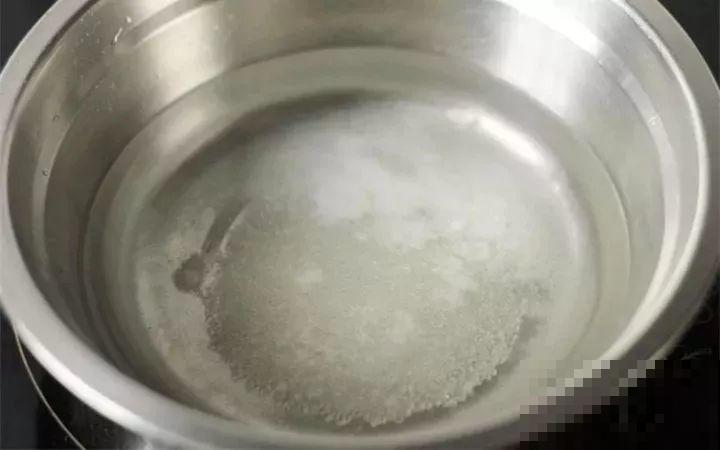 给花浇点它，新芽直冒挡不住，只能换大盆了！