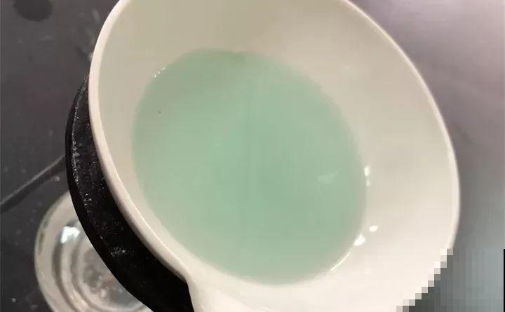 这花剪一茬开一茬，越晒花越多，整个夏天屋里都是香香的！