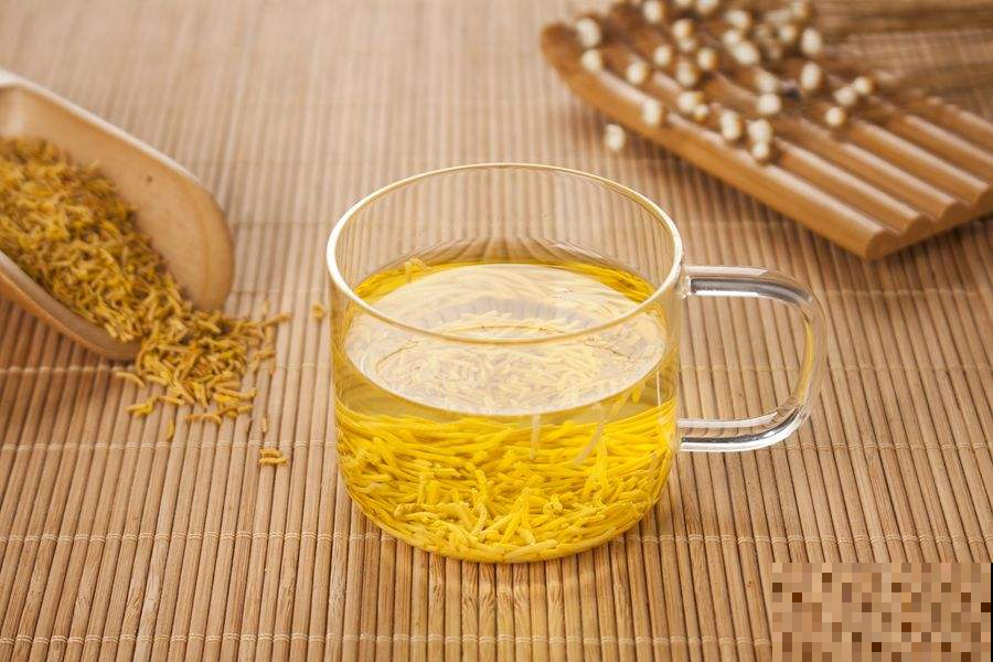 这花不仅长得美，摘一点花蕊能卖大价钱，泡成茶更是贵上天！