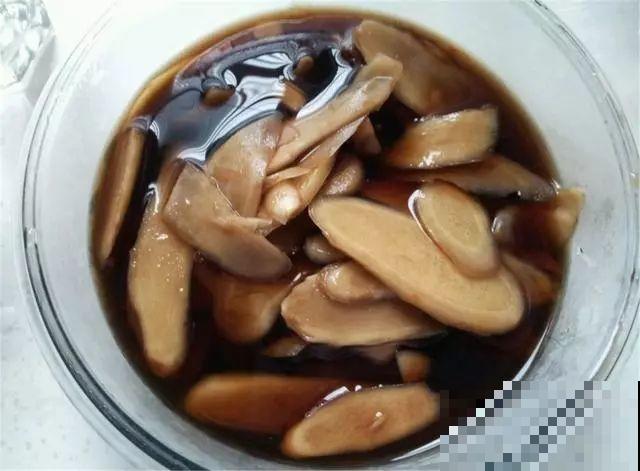 发芽的生姜丢盆里，一周就窜叶，半年生出一桶姜！