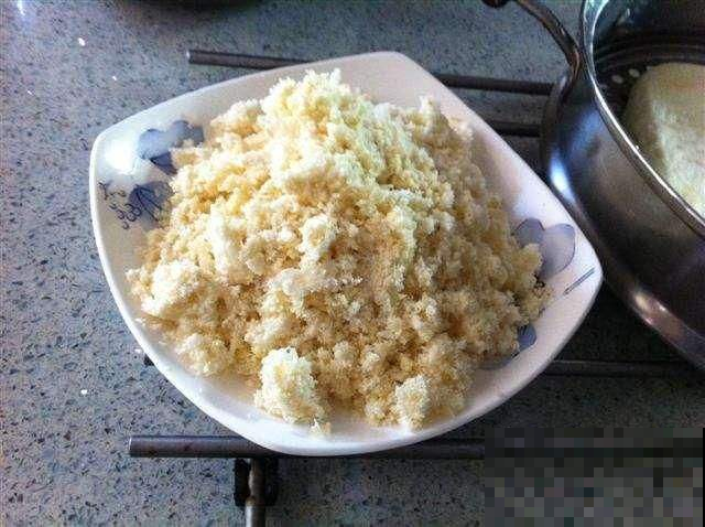 三伏天过了赶紧施肥，这种豆浆渣是花的最爱，吃一撮就窜2米！