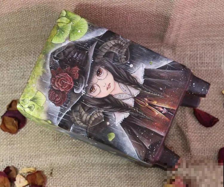 她家的花盆，比多肉数量还多，每一个盆都是一幅漂亮的画作！