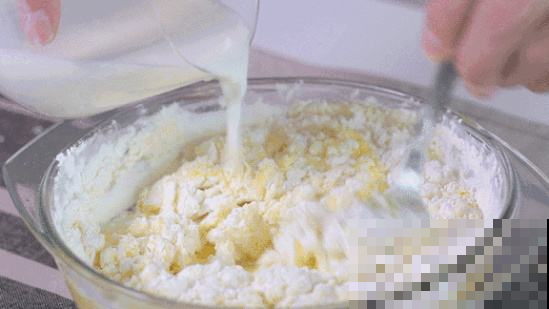 三伏天过了赶紧施肥，这种豆浆渣是花的最爱，吃一撮就窜2米！