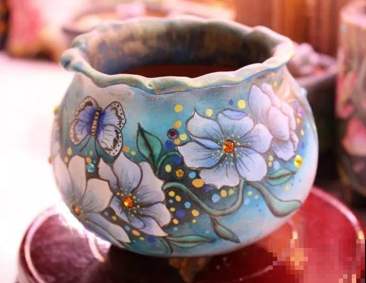 她家的花盆，比多肉数量还多，每一个盆都是一幅漂亮的画作！