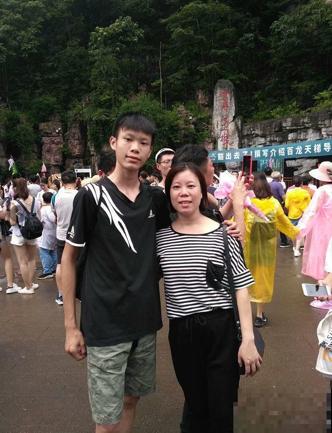 16岁男孩，为重病奶奶建花园，2年种了上百盆花！
