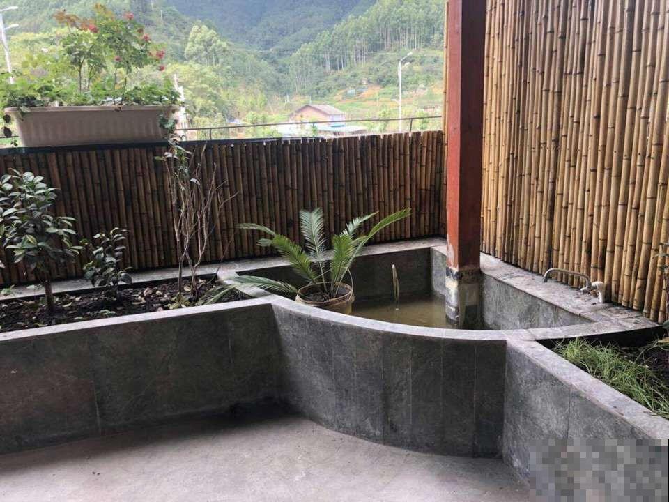 他家的露台，转眼一年大变身，赏花喝茶，像诗一样的生活！
