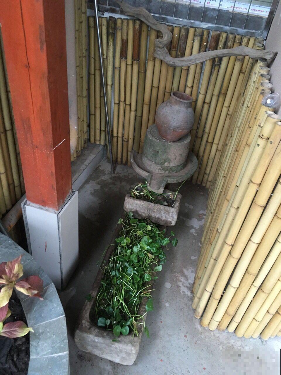 他家的露台，转眼一年大变身，赏花喝茶，像诗一样的生活！