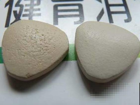 花不适应秋天发黄咋办？别着急，只要给它吃点药就行！