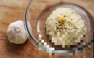 大蒜养花原来这么好用？捣碎后，就变成驱虫大神！