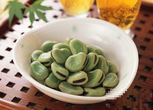 喜欢吃蚕豆的别乱花钱了，秋天自家就能种，几粒就能结出一大盆！