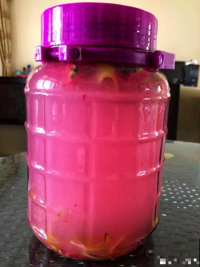 随处可见的水果皮，直接拿来沤肥，长出来的植物嗖嗖蹿个