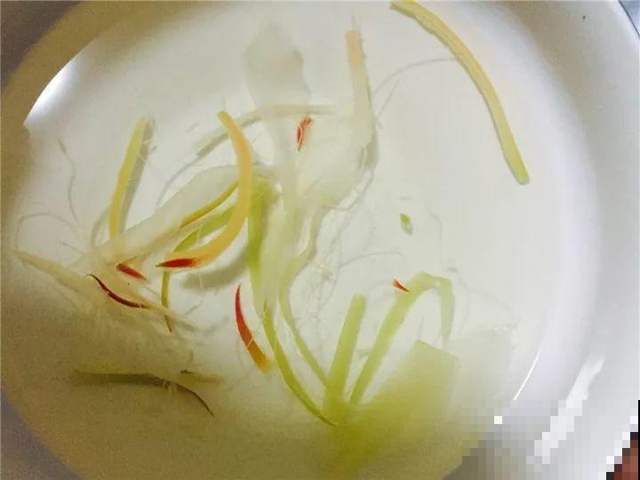 这花真稀罕，刚开花就被掐光了，花钱未必买得到！