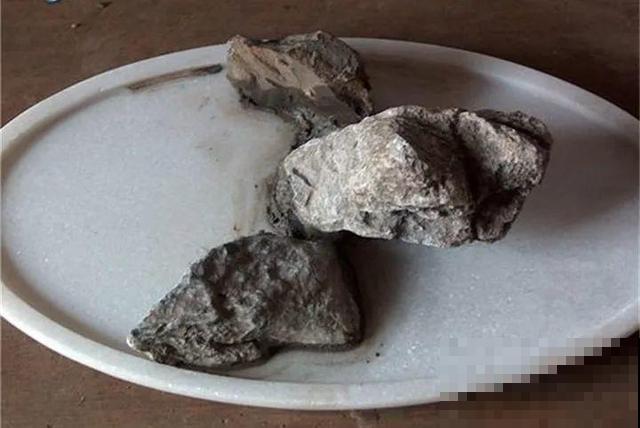 大爷不抽烟不喝酒，就爱捡酒瓶种花，养养就成传家宝