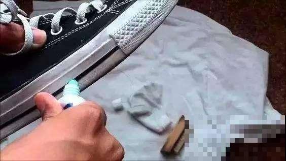 衣物脏了千万别只会用洗衣粉，用它洗更干净，搓几下就像新的一样
