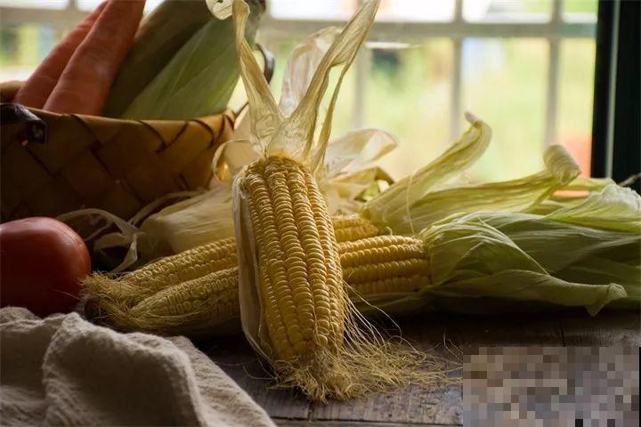 这花长得2米高，拎出来一看，结出30个小芋头！