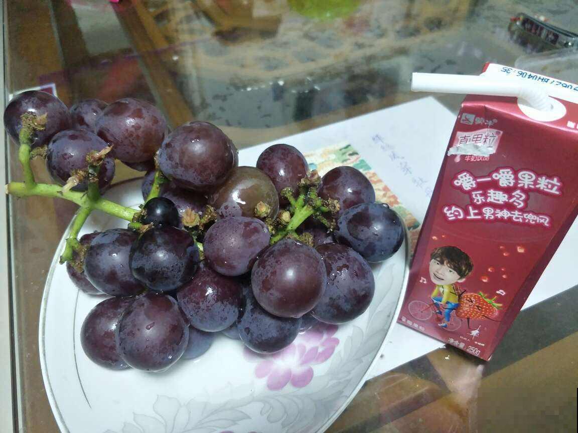 下次去水果店买葡萄，记得挑有白霜的，新鲜健康口感好