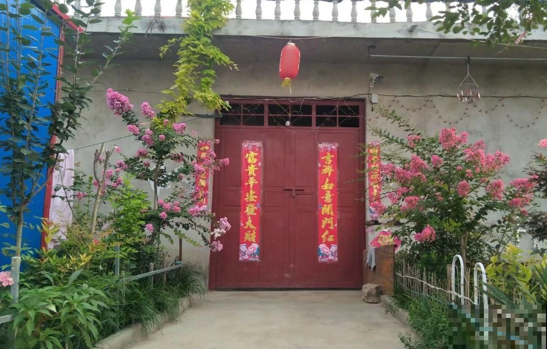 好想到他家去赏花，院子养的像花园，真美！