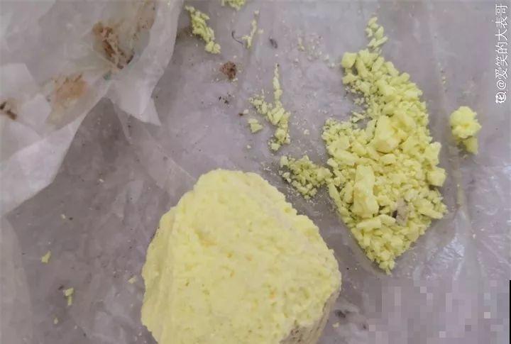 这些花爱吃醋，得用酸土养，不然黄叶不长个！