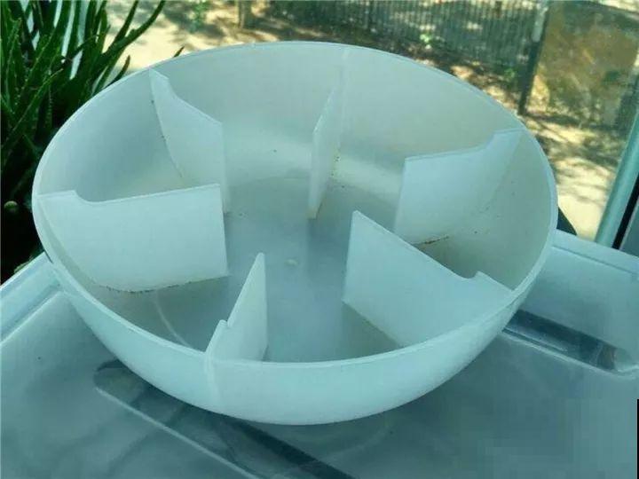 这种花盆要少用，稍微不注意，养花就容易黄叶烂根！