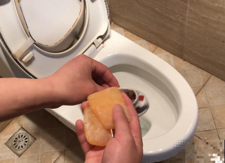 年底大扫除，挤点牙膏一擦就亮，不用买清洁剂！