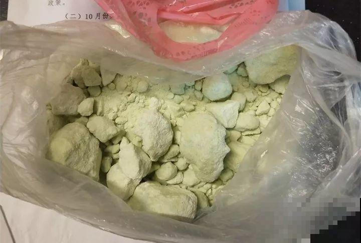 这些花爱吃醋，得用酸土养，不然黄叶不长个！