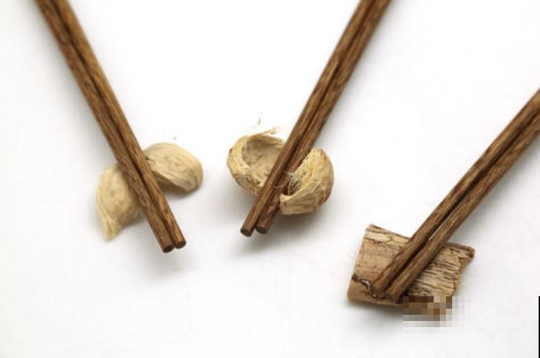 筷子的用处真不少，还能拿来养花，以后浇水也不怕！