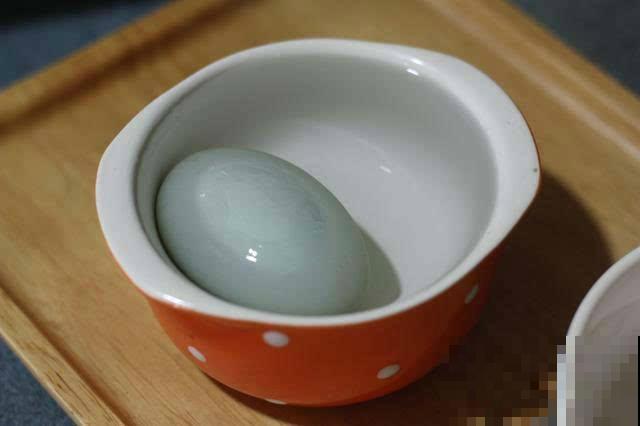 冬天腌几个咸鸭蛋，对半切开直冒油，太香了！