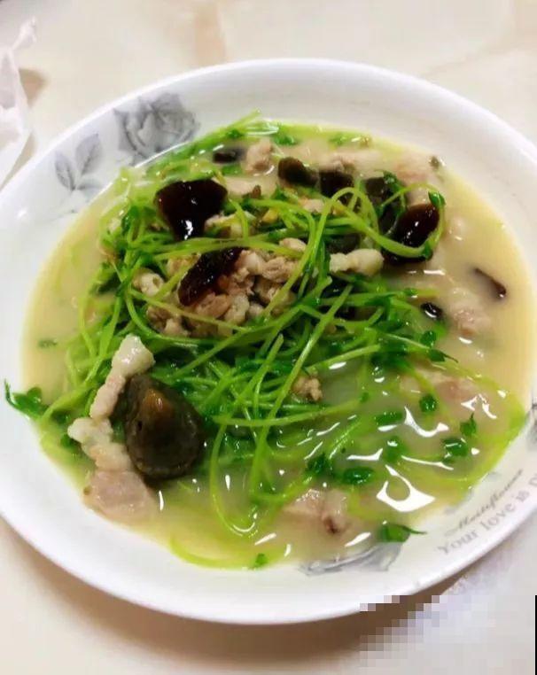 一个矿泉水瓶，半月种出大蒜苗，方法简单，吃着还放心！