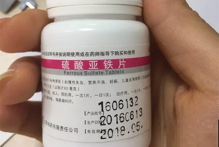 小药片磨成粉，兑水一浇，叶子油亮花开爆！