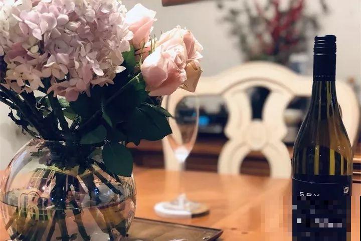 客厅养花不能看心情，注意这两大忌，选对了全家受益！