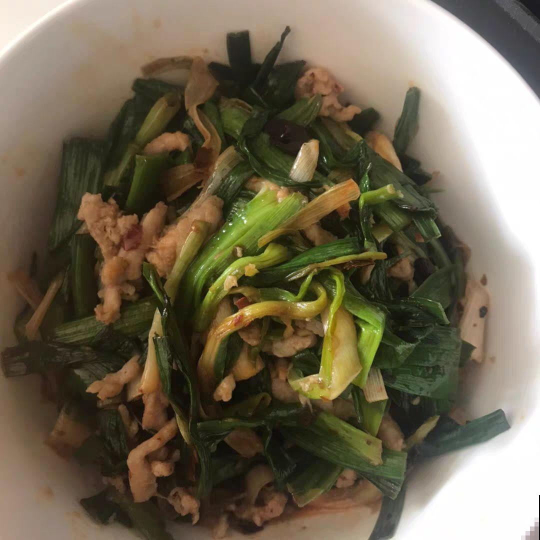一个矿泉水瓶，半月种出大蒜苗，方法简单，吃着还放心！