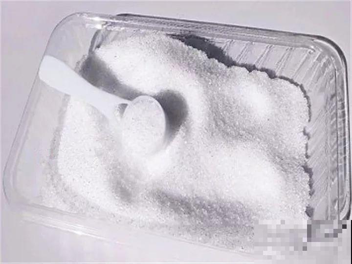 用水果皮沤肥，教你一招，撒把它肥效能翻倍！