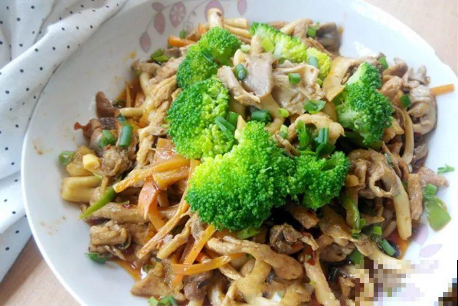 家里阳光差，试着养盆它，不但长的快还能吃！