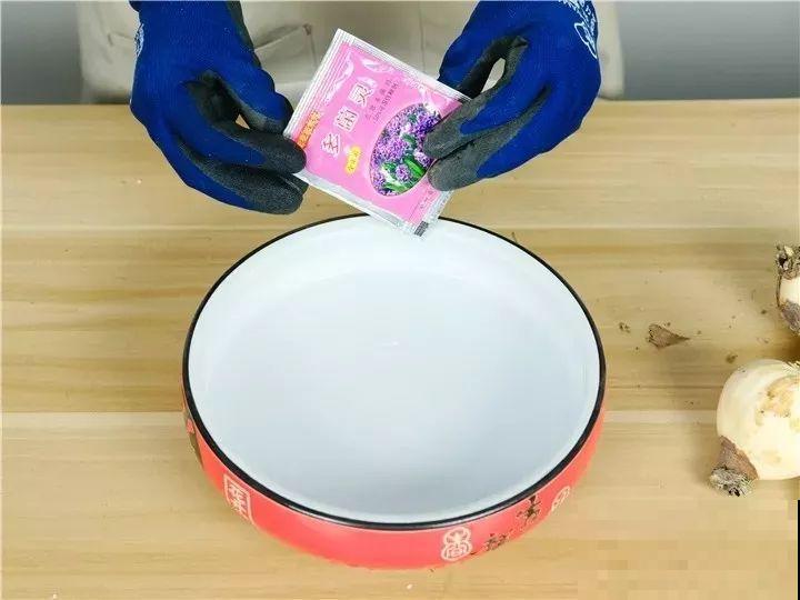 水仙盆里加点它，叶子粗壮不徒长，一个月后就能开花！