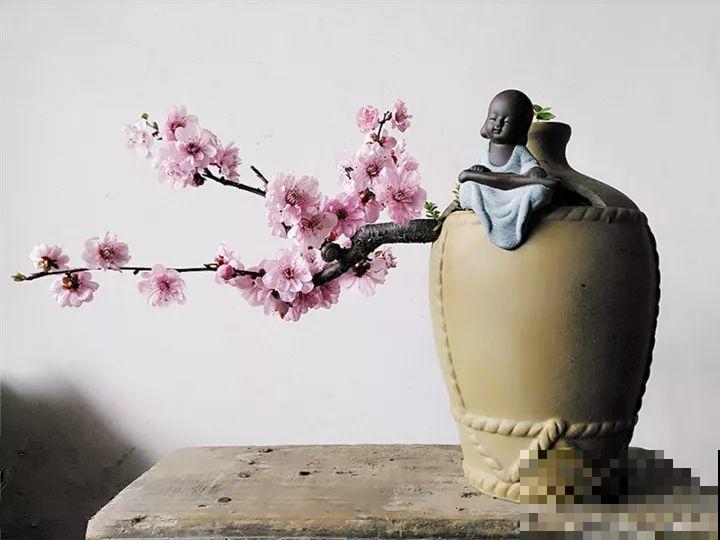 酒瓶子舍不得扔，做成花盆，美到你认不出来！