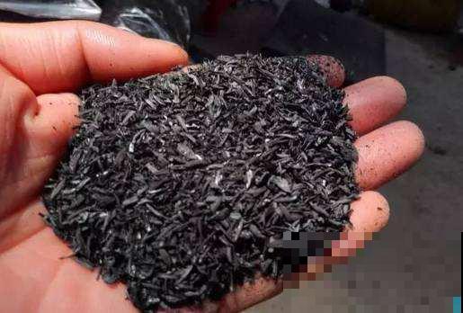 这路边随处可见的垃圾，点火一烧撒盆里，没想到花像打了鸡血！
